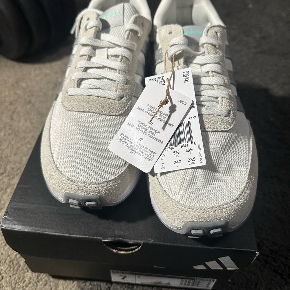 Adidas Run 70s Women's shoe size 7 White Beige Silver Tan Suede Leather HP7859